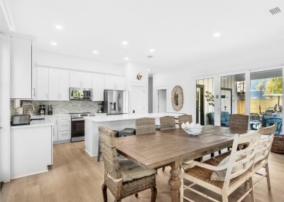 Coral Bay, kitchen and dining room