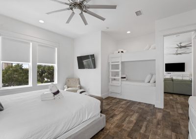 Atlantis, bedroom with bed and bunk beds