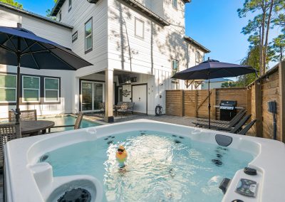 Coral Bay, hot tub