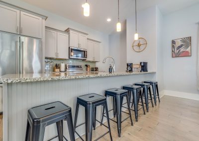 Aqua Reina, kitchen with bar stools at the island