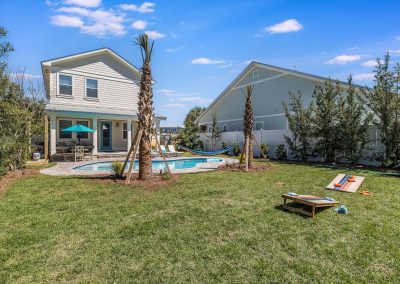 Aqua Reina, backyard with pool