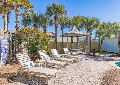 Aqua Grande, lounges by the pool