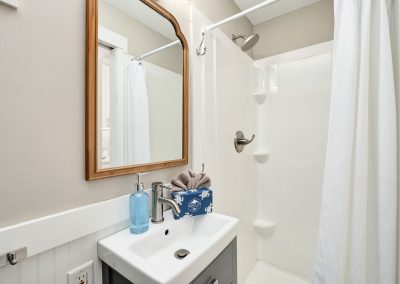 Palm Royale, bathroom