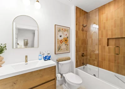 Black Pearl, bathroom