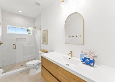 Black Pearl, bathroom