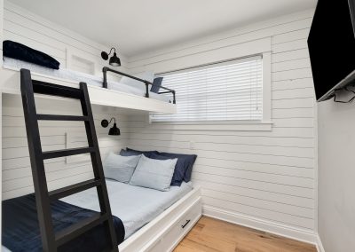 Palm Royale, bunk beds