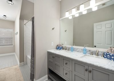 Palm Royale, bathroom