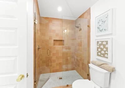 Black Pearl, bathroom