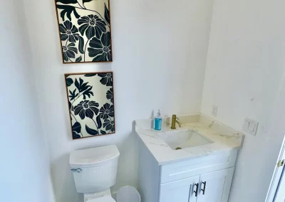 Black Pearl, bathroom