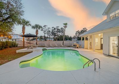 Palm Royale, pool