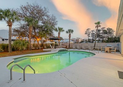 Palm Royale, pool